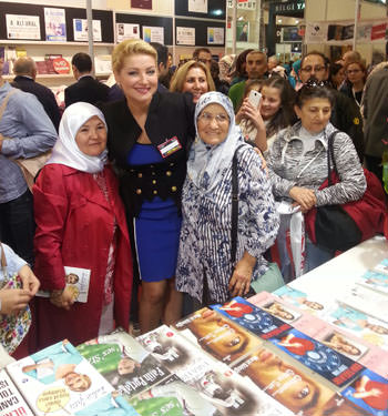 Zahide Yetiş 'in imza günü